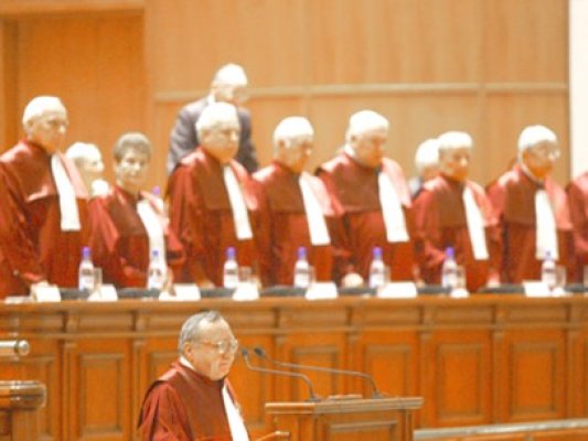 Proiectul de revizuire a Constituţiei propus de Băsescu este neconstituţional